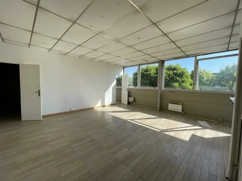 Industrial in Coignières to rent - Interior Photo - Image 3 of 4