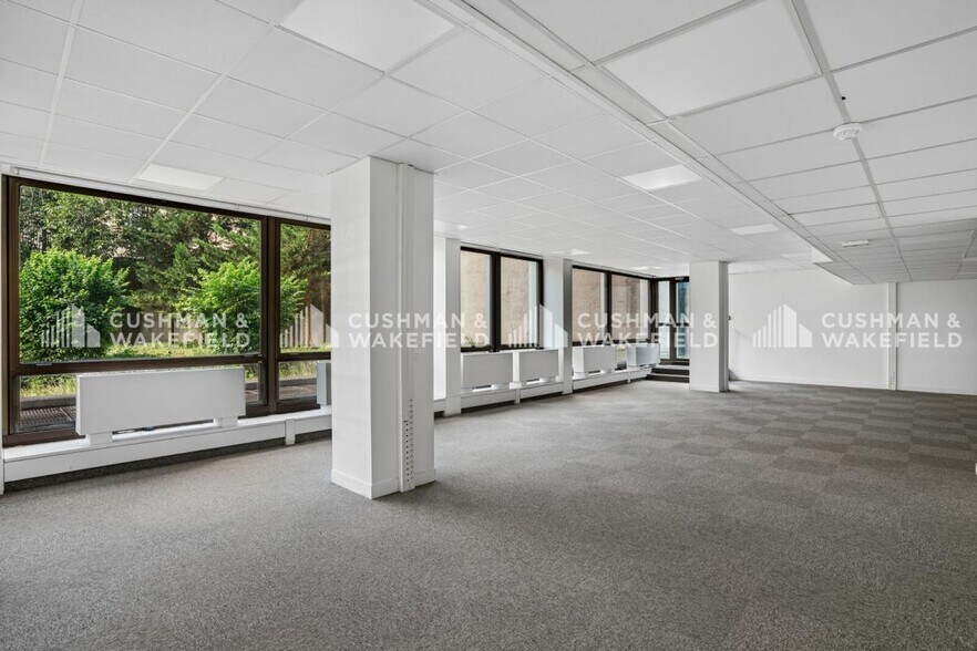 1-436 Rue Royale, Saint-Cloud to rent - Interior Photo - Image 3 of 10