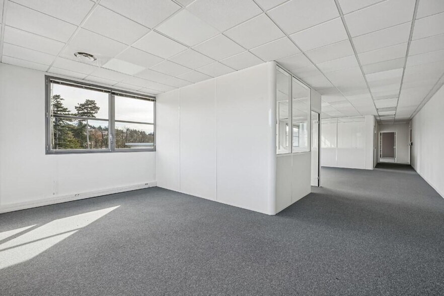 Office in Saint-Genis-Laval for sale - Interior Photo - Image 2 of 14