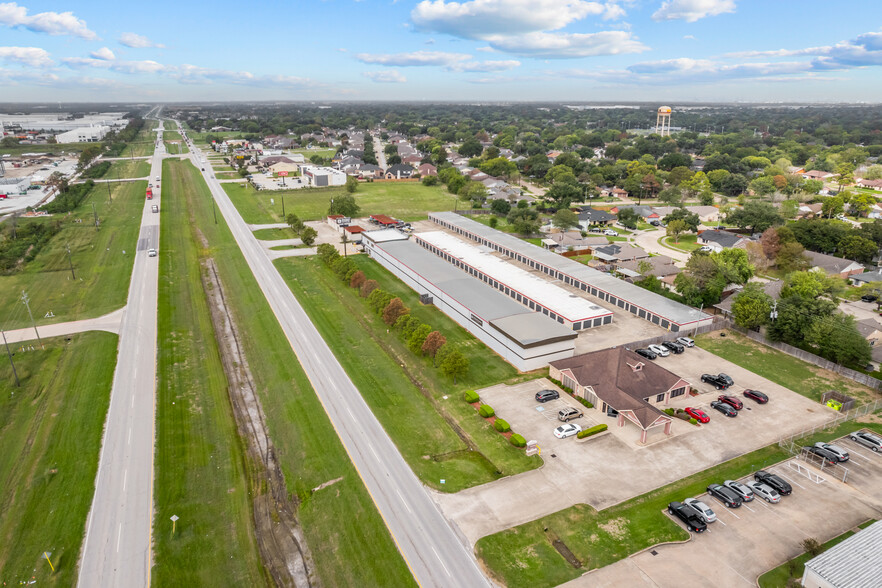 10611 W Fairmont Pky, La Porte, TX for rent - Building Photo - Image 3 of 25