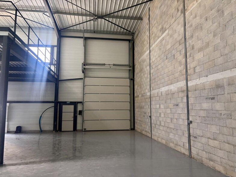 Light Industrial in Signes to rent - Interior Photo - Image 2 of 8