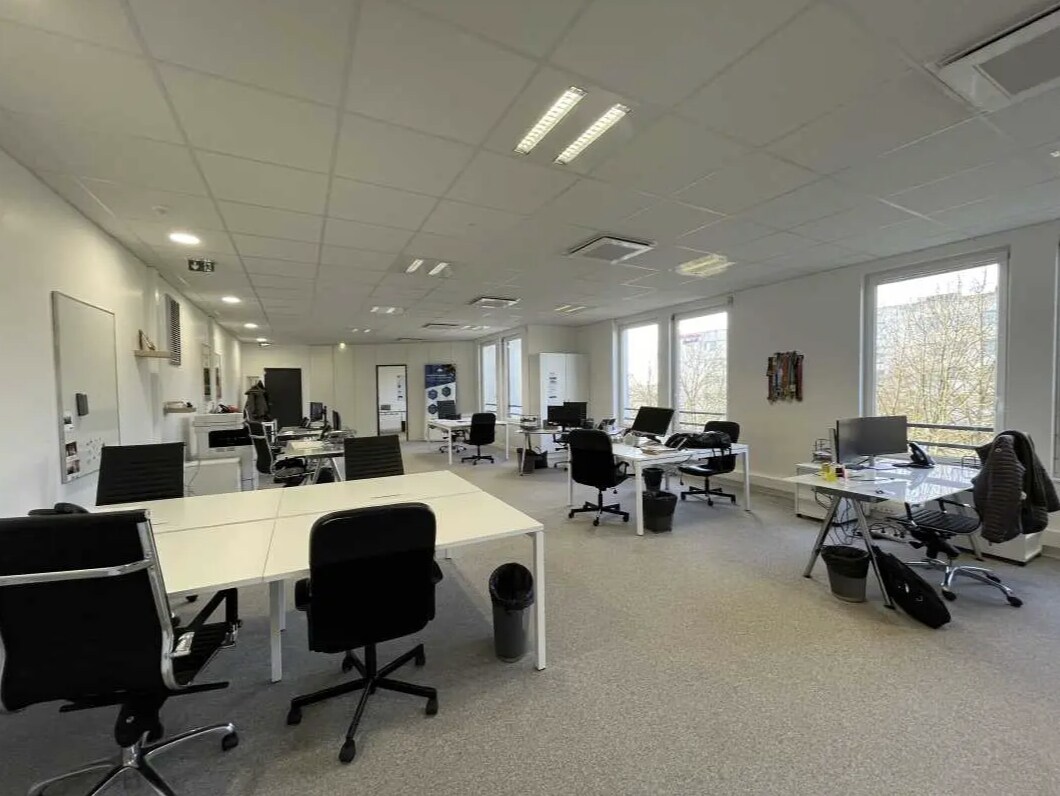 Office in Chessy to rent Interior Photo- Image 1 of 4