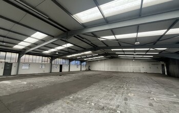 Lyon Way, St Albans to rent Interior Photo- Image 2 of 3