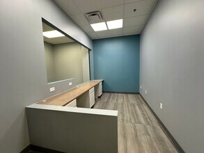 100-176 Four Seasons Shopping Ctr, Chesterfield, MO to rent Interior Photo- Image 2 of 5