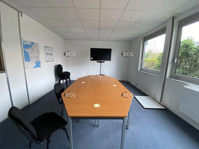 Light Industrial in Les Ulis to rent - Interior Photo - Image 3 of 5