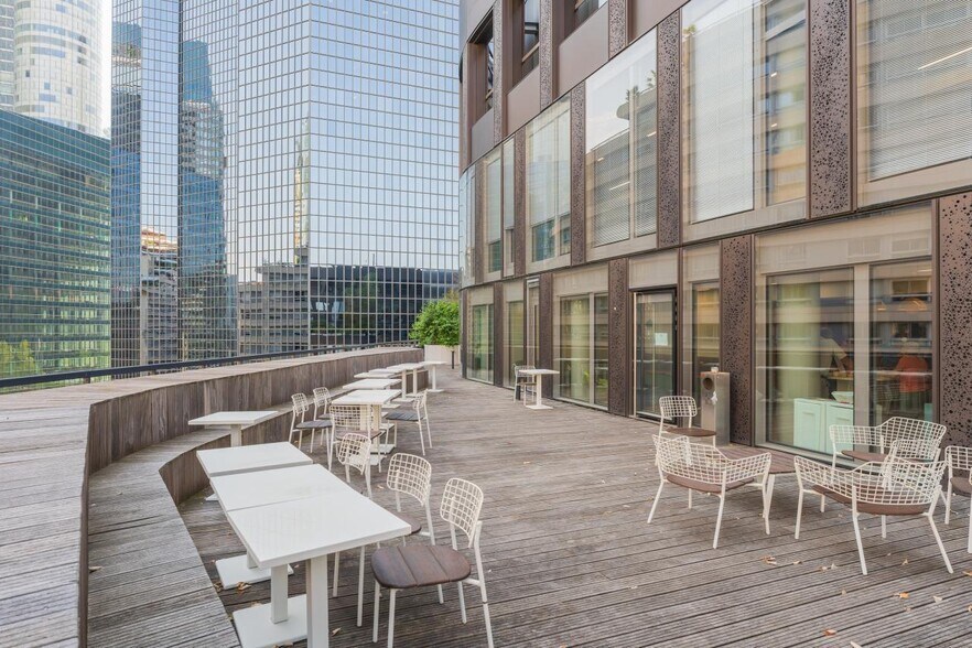 16 Rue Henri Régnault, Courbevoie to rent - Building Photo - Image 2 of 34