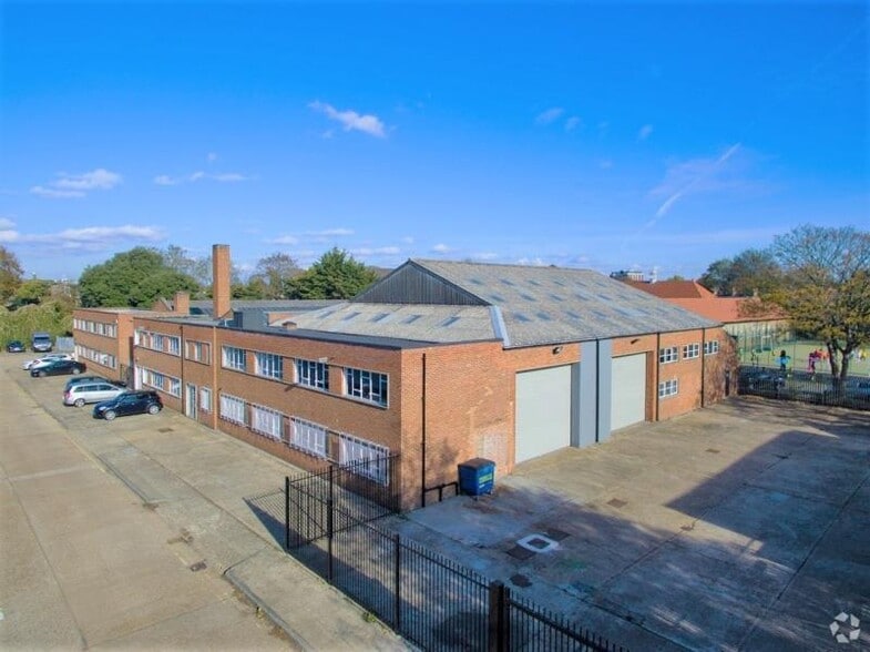 134-136 Clock Tower Rd, Isleworth to rent - Building Photo - Image 3 of 5