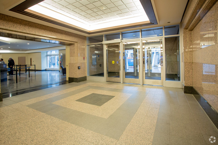 335 8th Ave SW, Calgary, AB for rent - Lobby - Image 2 of 26