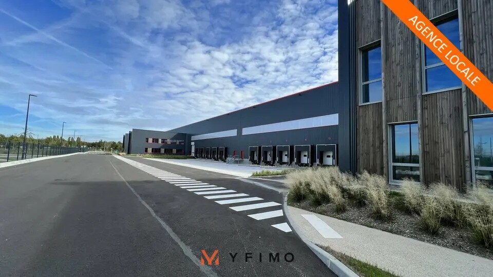 Office in Le Thillay to rent - Building Photo - Image 2 of 11