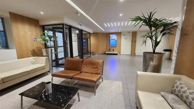Office in Boulogne-Billancourt to rent - Lobby - Image 2 of 7