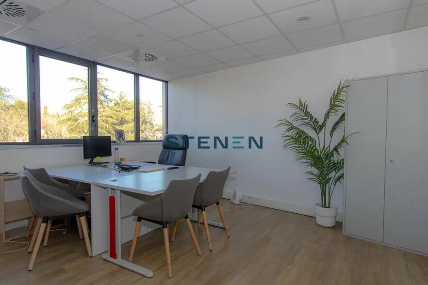 Office in Aix-en-Provence to rent - Building Photo - Image 2 of 16