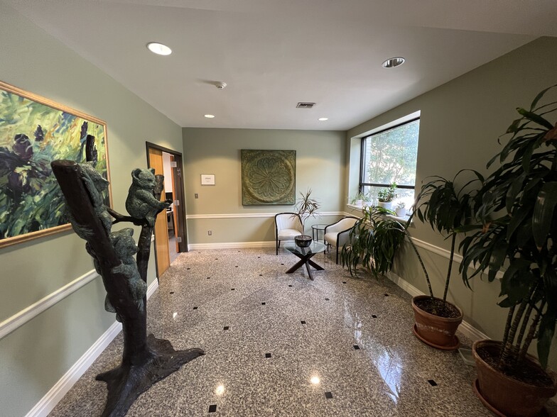 530-532 Sylvan Ave, Englewood Cliffs, NJ for rent - Lobby - Image 3 of 6