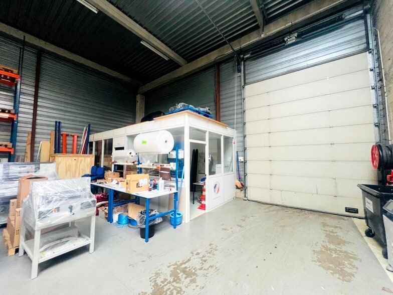 Light Industrial in Trappes for sale - Interior Photo - Image 2 of 7