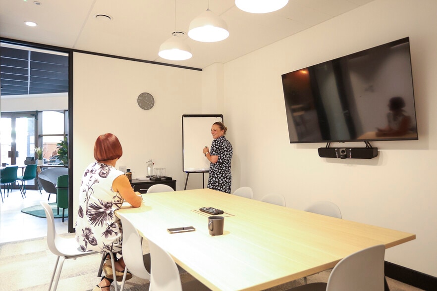 London Rd, Stevenage to rent - Building Photo - Image 3 of 8