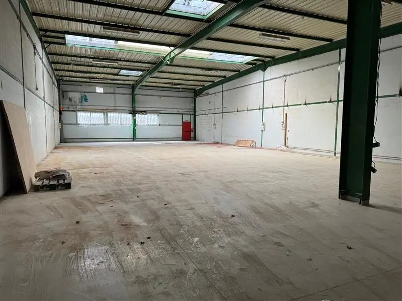 Location Local d'activités 640 m² - Photo 1