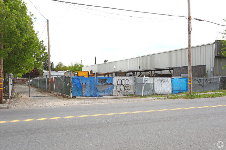 1304 Kansas Ave, Modesto, CA for sale - Primary Photo - Image 1 of 1