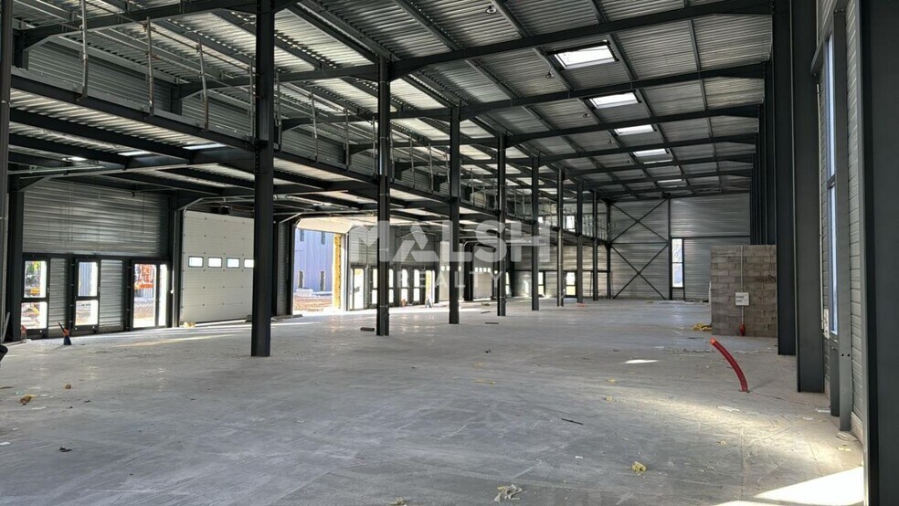 Light Industrial in Bourgoin-Jallieu to rent - Interior Photo - Image 2 of 5