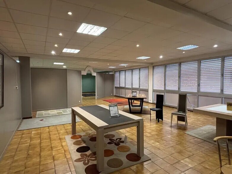 Retail in Aubagne to rent - Interior Photo - Image 3 of 6