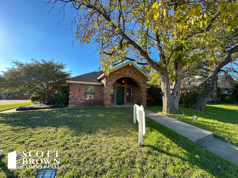 1005 N Elm St, Denton, TX for rent - Building Photo - Image 2 of 20