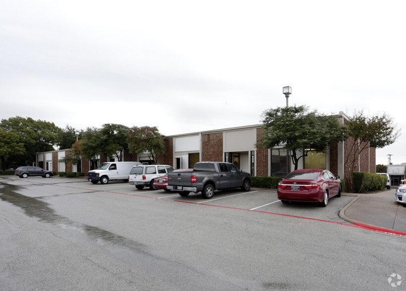 900 Business Pky, Richardson, TX for rent - Building Photo - Image 1 of 4