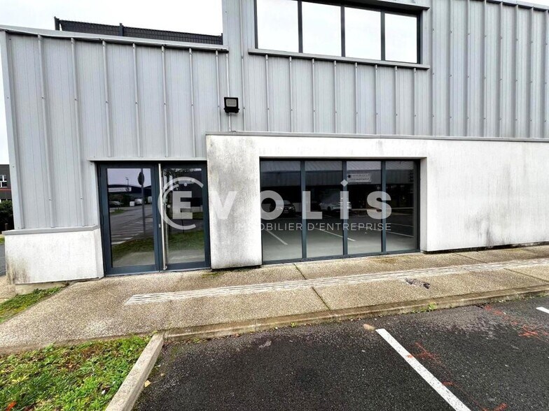 Retail in Fontenay Le Vicomte to rent - Building Photo - Image 1 of 5
