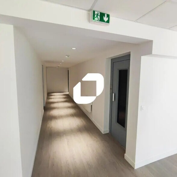 Office in Maisons-Alfort to rent - Interior Photo - Image 2 of 4