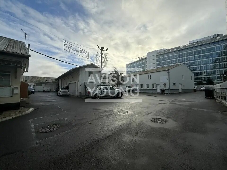 Light Industrial in Saint-Denis to rent Building Photo- Image 1 of 3