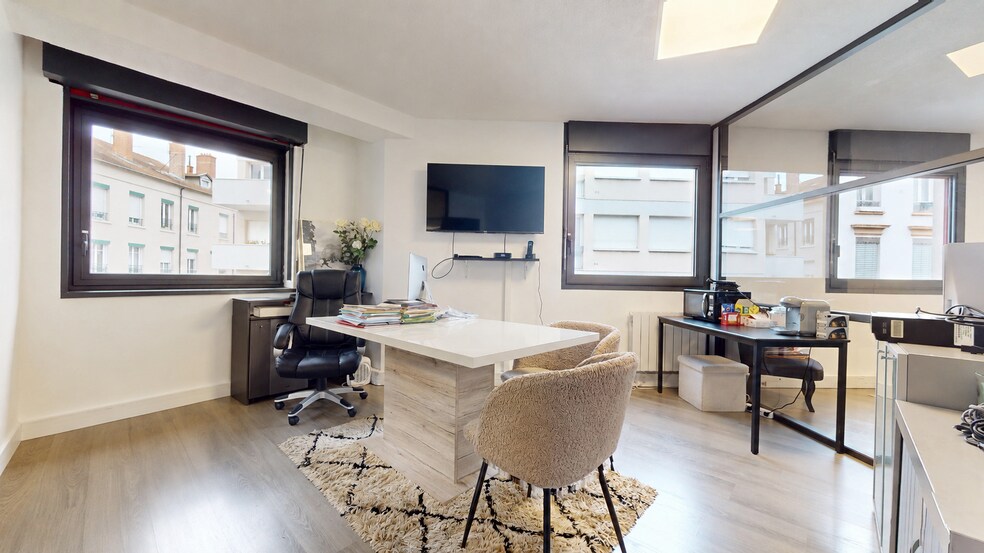 Office in Lyon to rent - Building Photo - Image 3 of 9