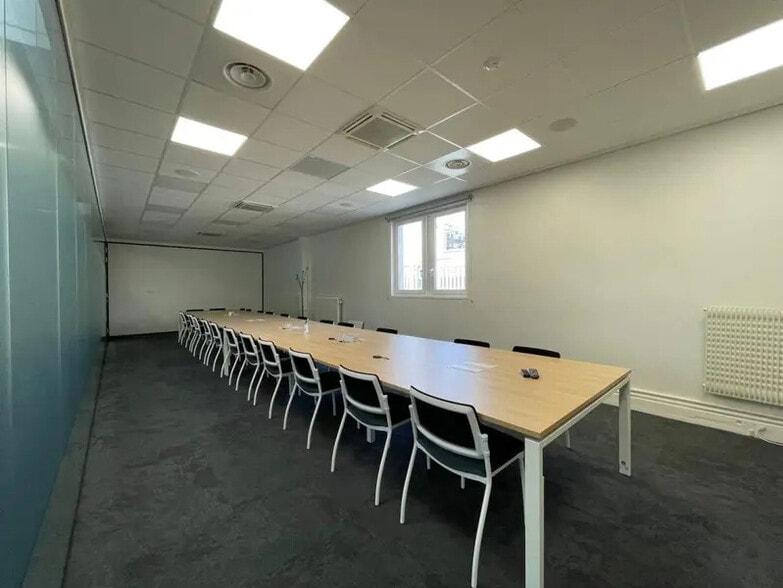 Office in Vanves to rent - Interior Photo - Image 2 of 18