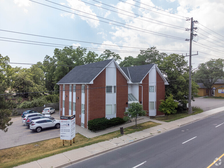 27 Major Mackenzie Dr E, Richmond Hill, ON for rent - Building Photo - Image 3 of 6