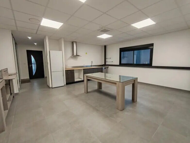 Office in Saint-Bonnet-de-Mure to rent - Interior Photo - Image 3 of 14