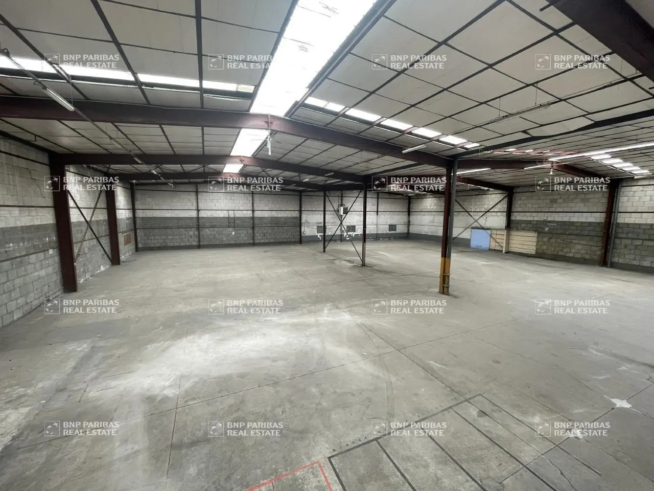 Light Industrial in Plaisir for sale Interior Photo- Image 1 of 8