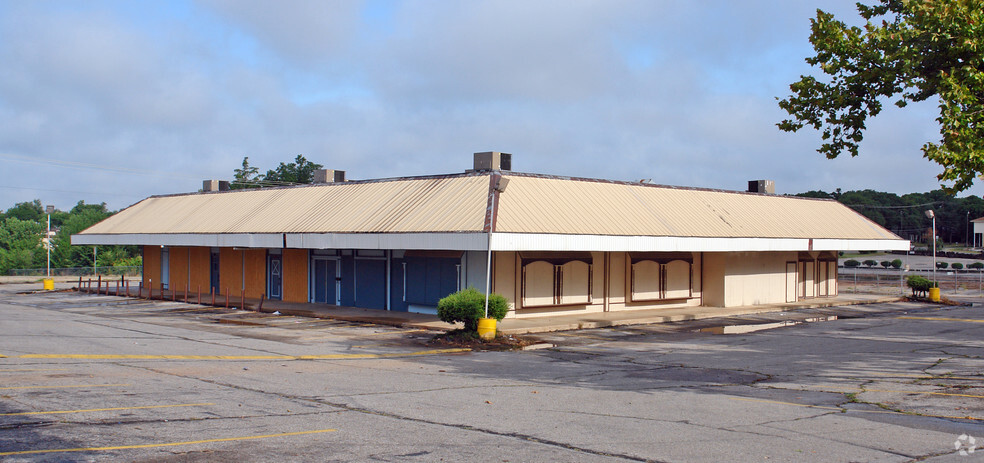 1140-1164 N Macarthur Blvd, Oklahoma City, OK for rent - Building Photo - Image 2 of 4