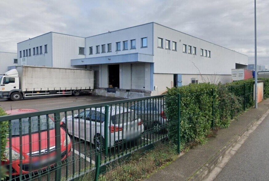 Light Industrial in Genas to rent - Building Photo - Image 2 of 5