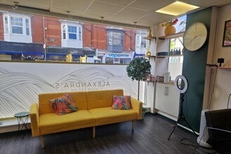 112 Worcester Rd, Malvern to rent Interior Photo- Image 2 of 2