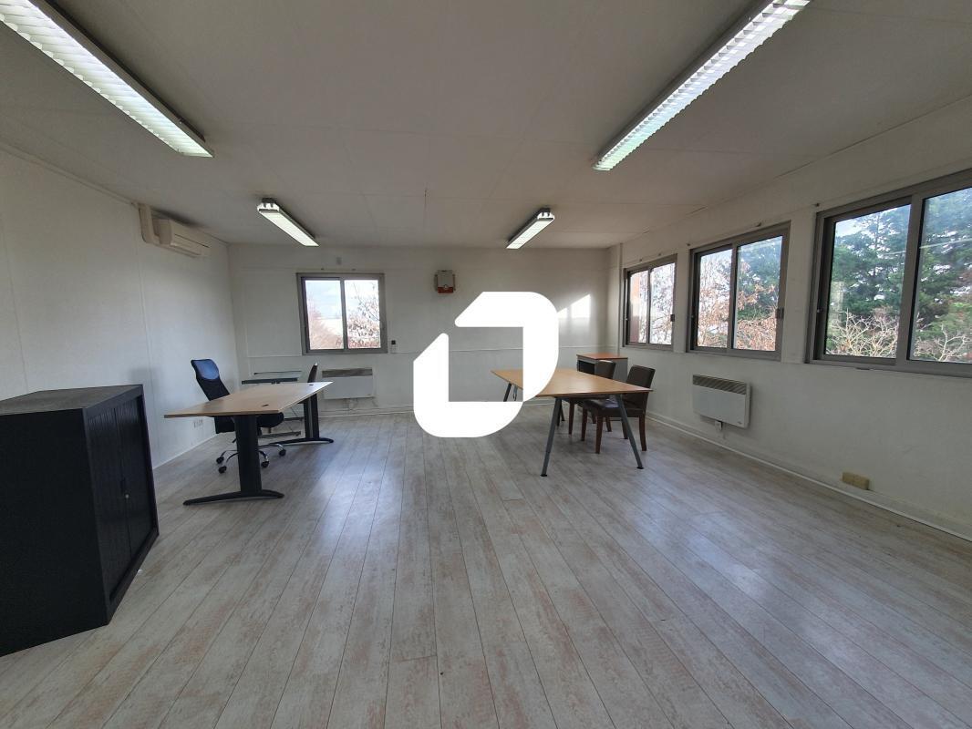 Light Industrial in Neuilly-sur-Marne to rent Interior Photo- Image 1 of 7