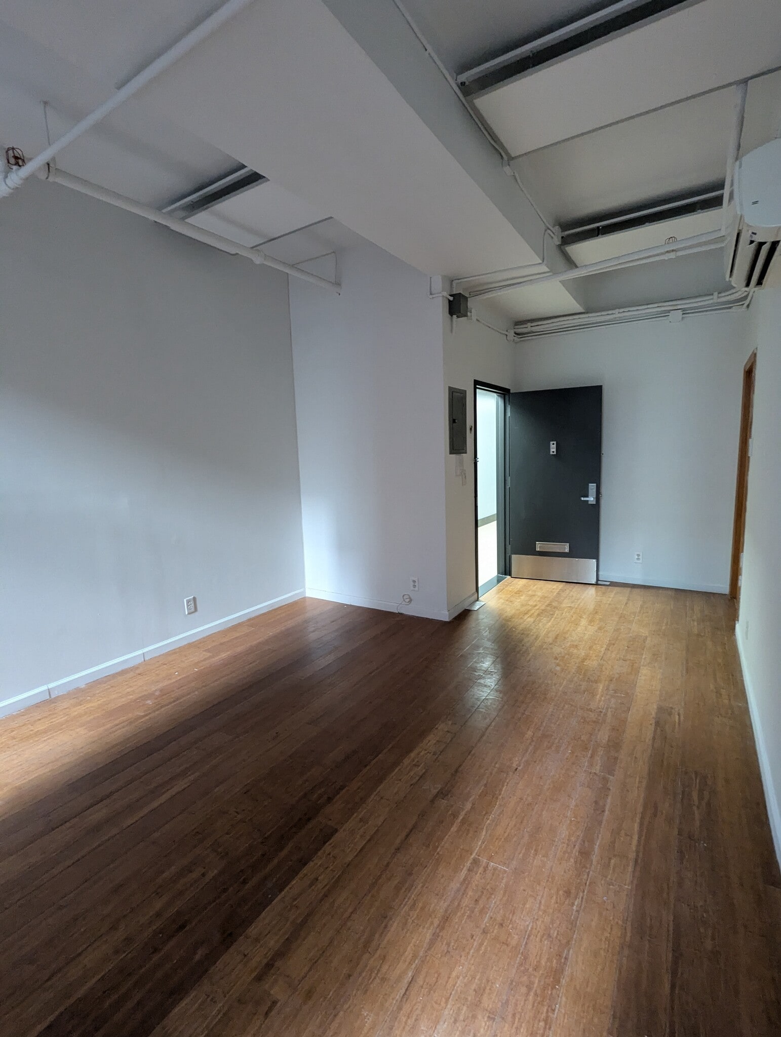 40 W 37th St, New York, NY to rent Interior Photo- Image 1 of 3