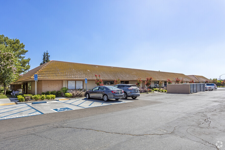 255 W Bullard Ave, Clovis, CA for rent - Building Photo - Image 2 of 2