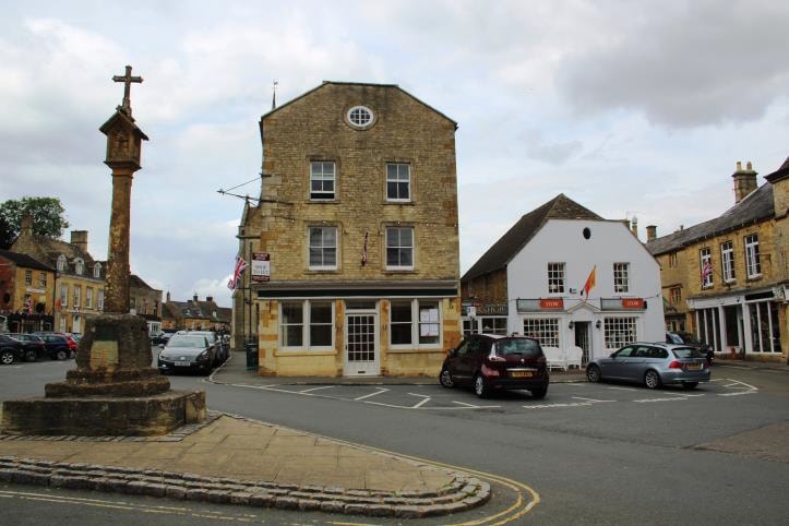 The Square, Stow On The Wold to rent - Building Photo - Image 3 of 3