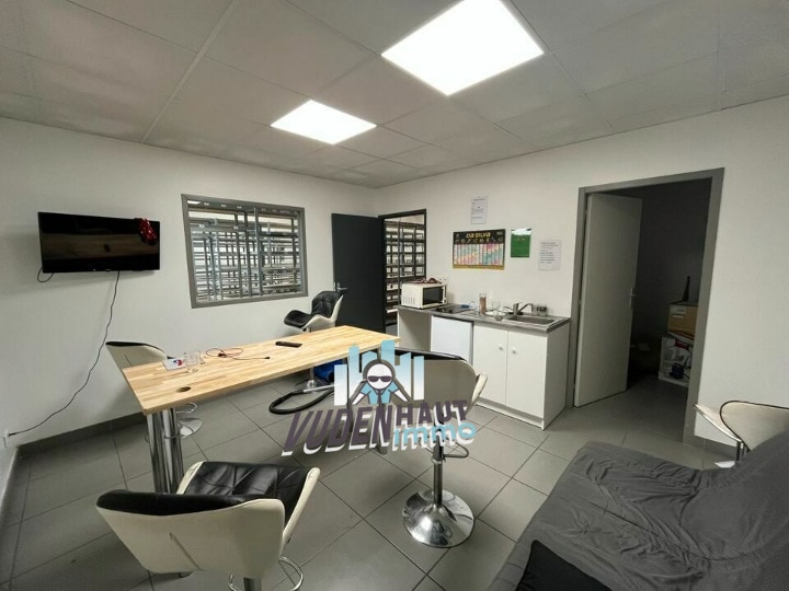Light Industrial in Toulouse for sale Interior Photo- Image 1 of 10