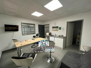 Light Industrial in Toulouse for sale Interior Photo- Image 1 of 10