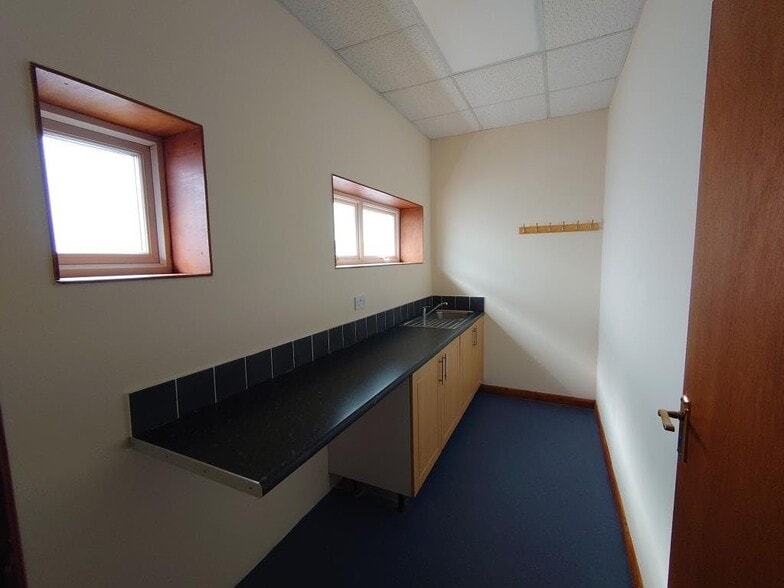 5 Brunel Rd, Totton to rent - Interior Photo - Image 2 of 5