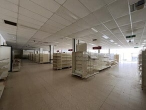 59-71 Holton Rd, Barry to rent Interior Photo- Image 1 of 3