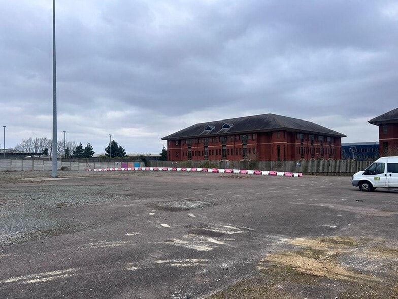 Caxton Way, Stevenage to rent - Building Photo - Image 2 of 7