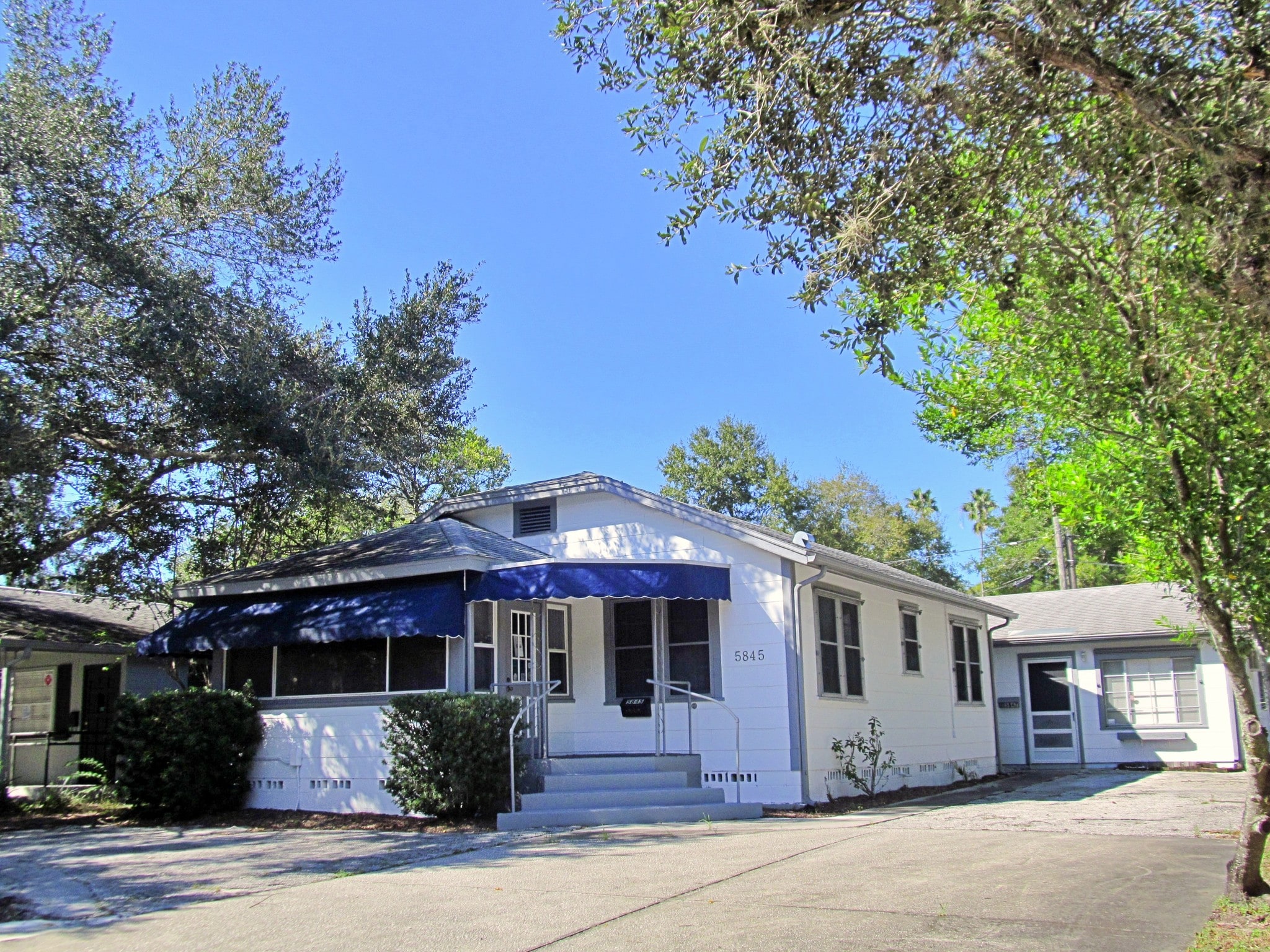 5845-5847 Main St, New Port Richey, FL to rent Primary Photo- Image 1 of 3