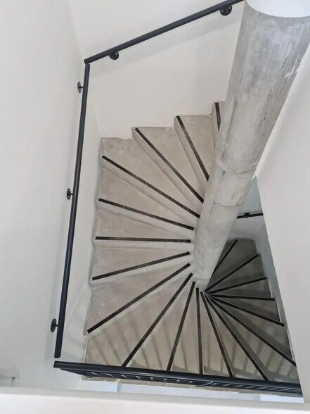 Light Industrial in Pontoise to rent - Building Photo - Image 3 of 11