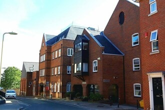 Staple Gdns, Winchester to rent Building Photo- Image 2 of 3