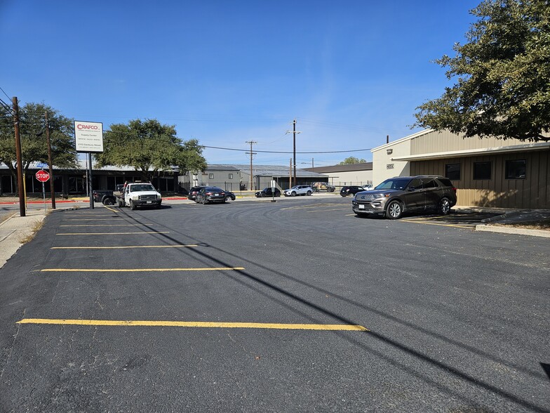 2103 Danbury St, San Antonio, TX for rent - Building Photo - Image 3 of 15