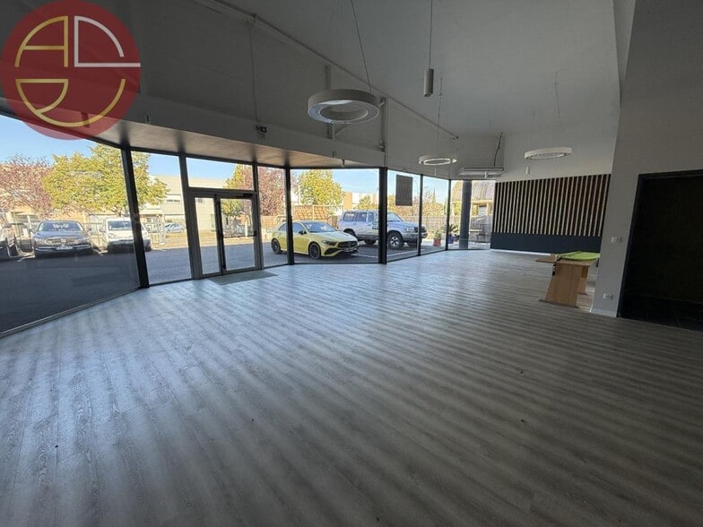 Retail in Saint-Orens-de-Gameville to rent - Interior Photo - Image 1 of 8