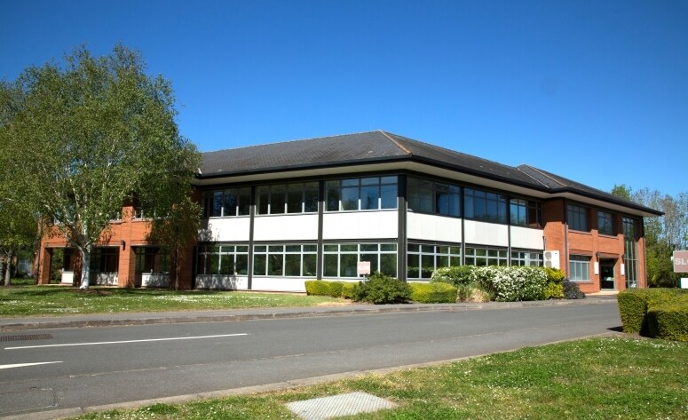 Occam Rd, Guildford to rent - Building Photo - Image 1 of 3